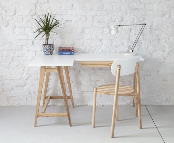 LUKA Bureau d'angle en bois de frêne L 135cm x P 85cm / Rouge côté gauche